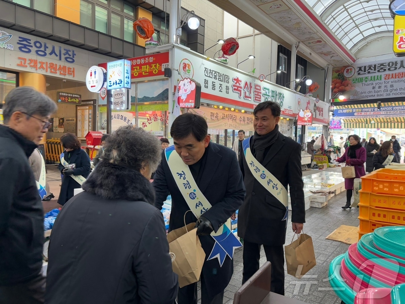 충북 진천교육지원청은 20일 진천중앙시장에서 전통시장 장보기 행사와 청렴·친절 캠페인을 전개했다.(진천교육지원청 제공)/뉴스1