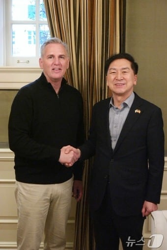 도널드 트럼프 미국 대통령의 취임식 참석을 위해 미국을 방문 중인 김기현 국민의힘 의원(울산 남구을)이 현지 시각 19일 오후 케빈 매카시 전 하원 의장을 만나 한미동맹 강화를 위한 지속적인 관심과 지원을 당부했다고 밝혔다.(김기현 의원실 제공)