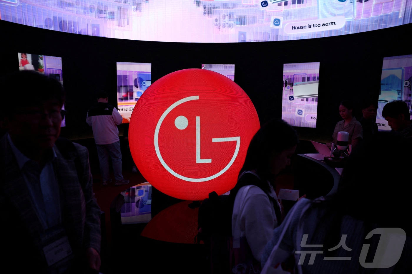 한국 서울에서 열린 한국전자전에서 LG전자의 로고 조형물이 설치돼 있다. 2024.10.23/ ⓒ 로이터=뉴스1 ⓒ News1 권진영 기자