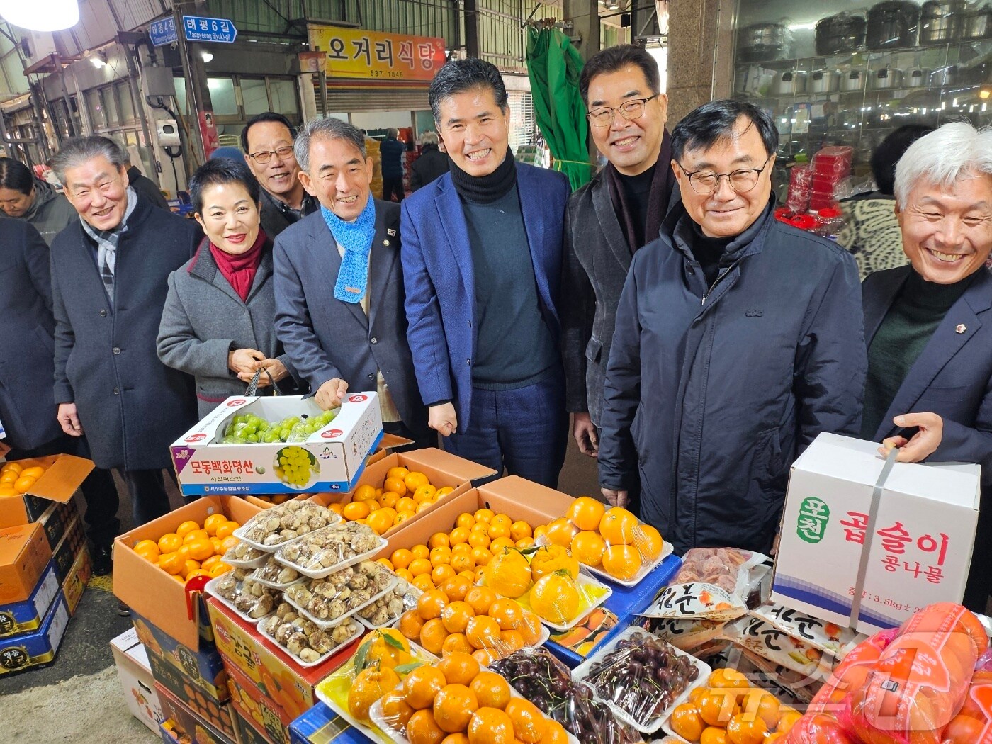 20일 더불어민주당 전북자치도당이 정읍시 샘고을시장을 찾아 장보기와 전통시장 이용하기 캠페인을 전개하고 있다.(전북도당제공)2025.1.20/뉴스1