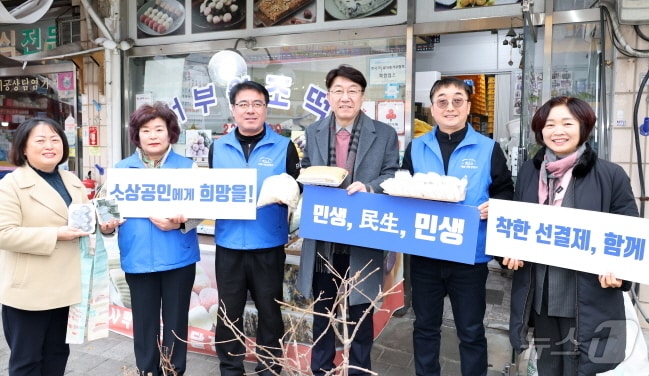 우범기 전주시장이 20일 오후 임숙희 경제산업국장 등과 함께 효자동 서부원조떡집을 방문해 선결재하고 재방문을 약속했다.(전주시 제공)/뉴스1