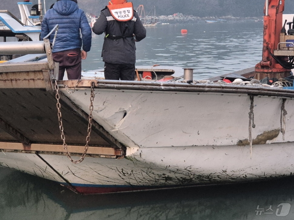 20일 오전 7시 12분쯤 전남 완도군 노화도 인근 해상에서 선박끼리 충돌해 완도해경이 구조하고 있다.(완도해경 제공)2025.1.20/뉴스1