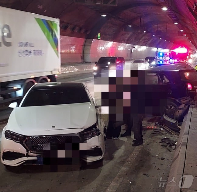 20일 오후 5시3분께 전북 장수군 장계면 통영대전고속도로 하행선(장수JC→서상IC 방향) 129.3㎞ 지점에서 EV6 승용차와 쏘렌토 스포츠유틸리티차(SUV), 벤츠 승용차 등 차량 3대가 추돌했다.(전북소방 제공)2025.1.20/뉴스1