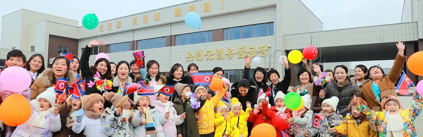 &#40;평양 노동신문=뉴스1&#41; = 북한 노동당 기관지 노동신문은 21일 남포시 온천군 지방공업공장의 준공식이 진행됐다고 보도했다. 남포시당위원회 책임비서는 연설에서 &#34;1년도 안되는 짧은 기간에 희한한 지방공업공장들이 일떨선 것은 &#40;중략&#41; 김정은 동지의 정력적인 영도의 결실＂이라고 강조했다. [국내에서만 사용가능. 재배포 금지. DB 금지. For Use Only in the Republic of Korea. Redistribution Prohibited] rodongphoto@news1.kr