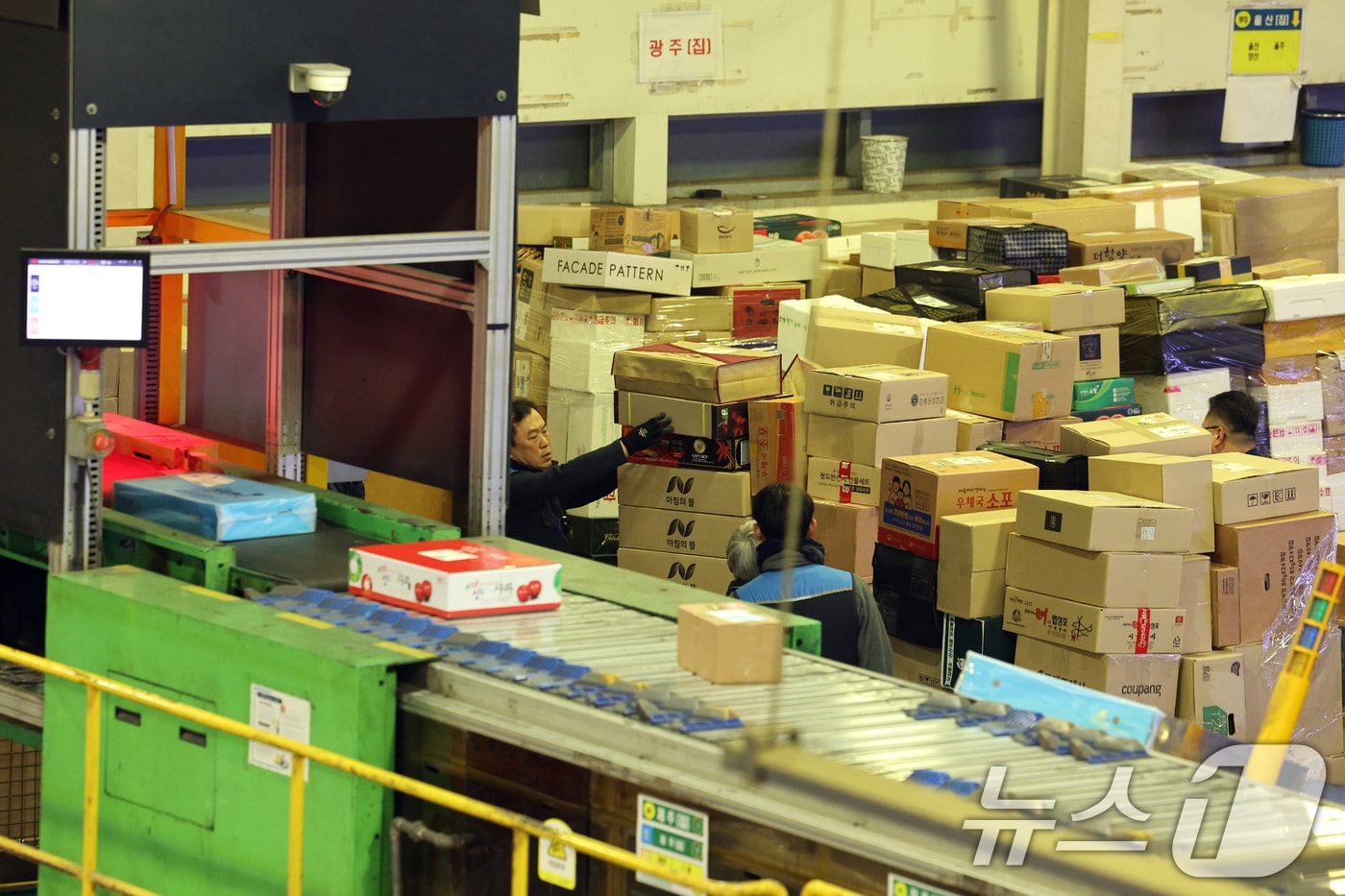 설 명절을 앞둔 21일 오전 서울 광진구 동서울우편물류센터에서 직원들이 택배 분류 작업으로 구슬땀을 흘리고 있다. 우정사업본부는 설 연휴 기간 동안 약 2,026만 개 소포 우편물이 접수될 것으로 예상, 안전하고 신속한 배달을 위해 전국 집중국과 물류센터를 최대로 운영하는 비상근무체계에 돌입한다고 밝혔다. 2025.1.21/뉴스1 ⓒ News1 신웅수 기자
