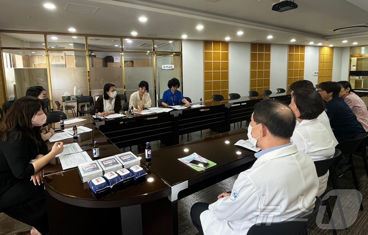  의료급여 재정지출 절감 전담팀 요양병원 합동방문.(부산시청 제공)