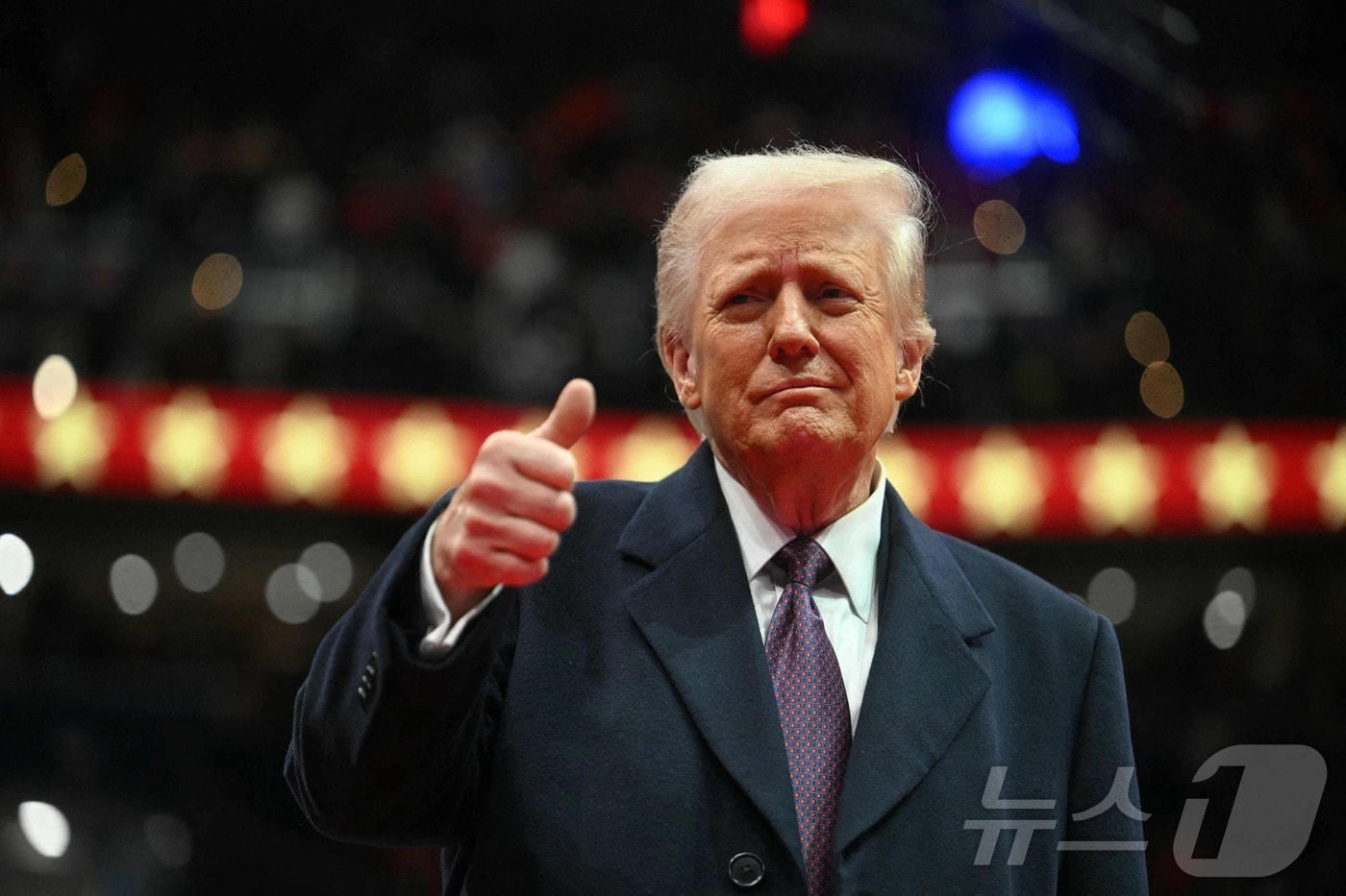 도널드 트럼프 미국 대통령이 20일 (현지시간) 워싱턴 '캐피털원 아레나'에서 열린 47대 대통령 취임 퍼레이드서 엄지를 치켜 세우고 있다. 2025.01.21 ⓒ AFP=뉴스1 ⓒ News1 우동명 기자