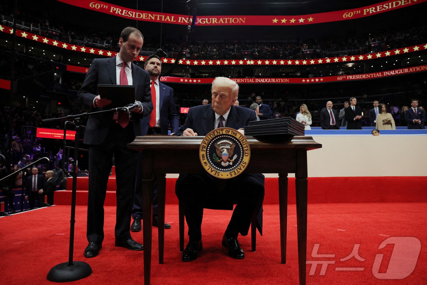 도널드 트럼프 미국 대통령이 20일&#40;현지시간&#41; 워싱턴 &#39;캐피털원아레나&#39;에서 열린 취임식 축하 집회에서 행정명령에 서명하고 있다. 2025.01.20 ⓒ 로이터=뉴스1 ⓒ News1 최종일 기자