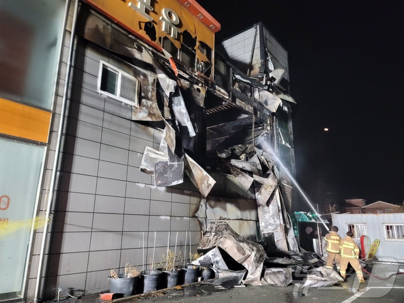 21일 오전 부산 강서구 녹산동 의류매장 화재 현장.(부산소방재난본부 제공)