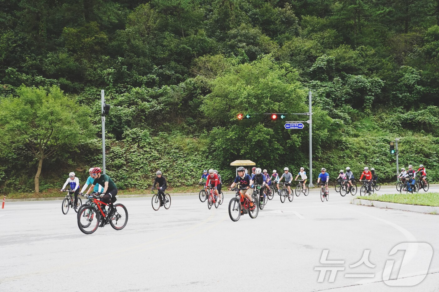 고창군이 오는 4월 지역경제 활성화와 자전거 친화 도시로 도약하기 위해 그란폰도 대회를 개최한다. 사진은 고창군 자전거 동호회원들(고창군 제공)2025.1.21/뉴스1