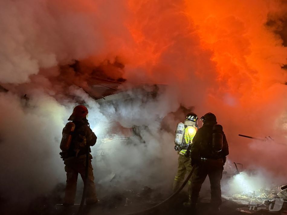 21일 오전 1시쯤 경북 경산시 용성면 도덕리 한 단독주택에서 불이 나 소방당국이 진화하고 있다.(경북소방본부 제공)2025.1.21/뉴스1