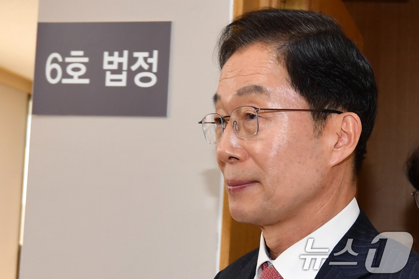 임종식 경북도교육감이 21일 오전 대구지방법원 포항지원에서 열린 1심 선고에서 징역 2년 6개월과 벌금 3500만원, 추징금 3700만원을 선고받은 후 법정을 나서고 있다. 2025.1.21/뉴스1 ⓒ News1 최창호 기자