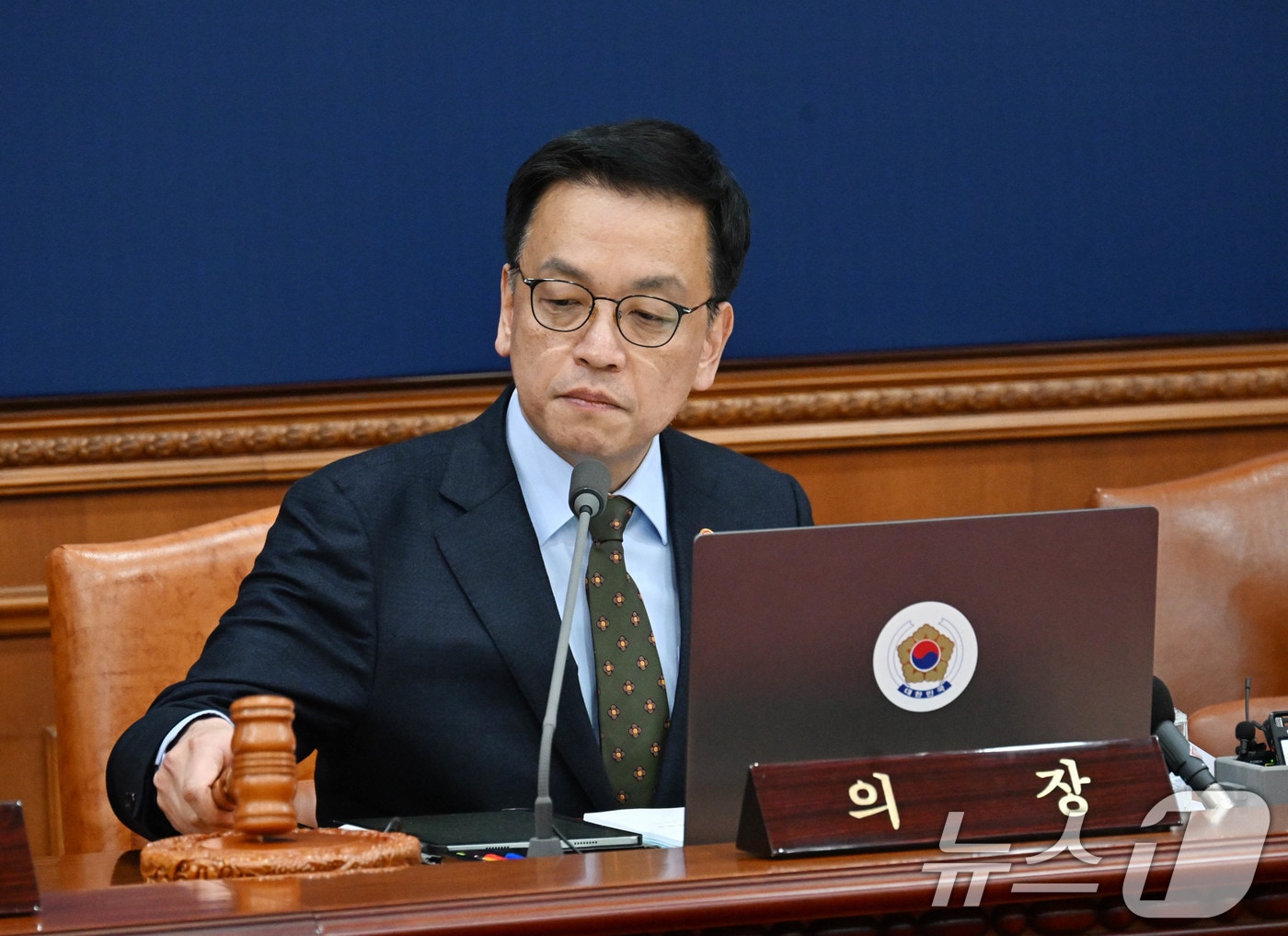 최상목 대통령 권한대행 부총리 겸 기획재정부 장관이 21일 서울 종로구 정부서울청사에서 열린 '제3회 국무회의'에서 의사봉을 두드리고 있다. (기획재정부 제공) 2025.1.21/뉴스1