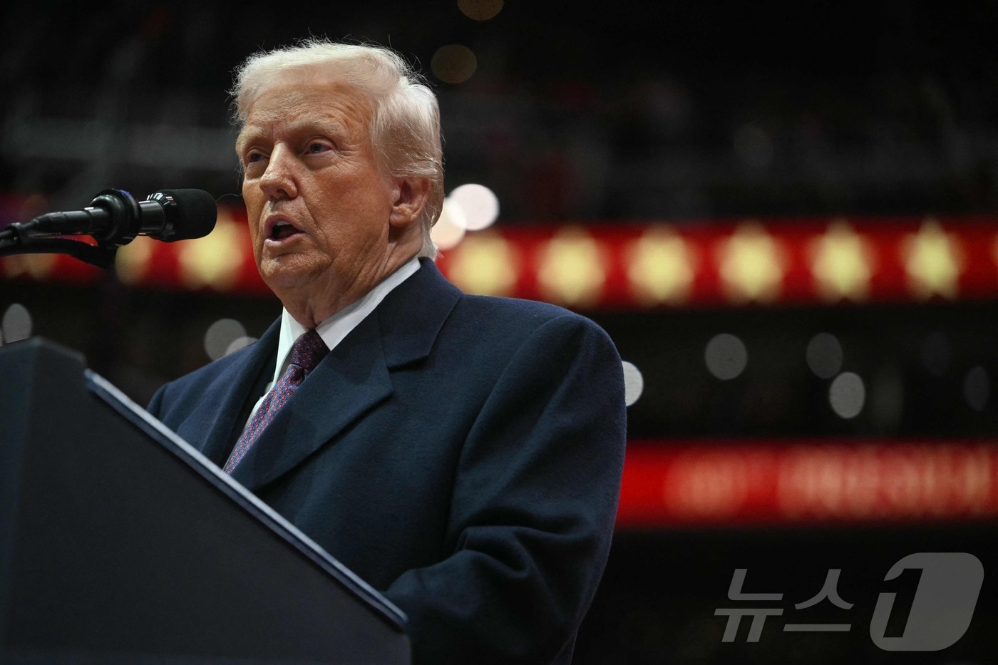 도널드 트럼프 미국 대통령이 20일(현지시간) 워싱턴 캐피털원 아레나에서 열린 취임 축하 퍼레이드서 연설을 하고 있다. 2025.01.21 ⓒ AFP=뉴스1 ⓒ News1 우동명 기자