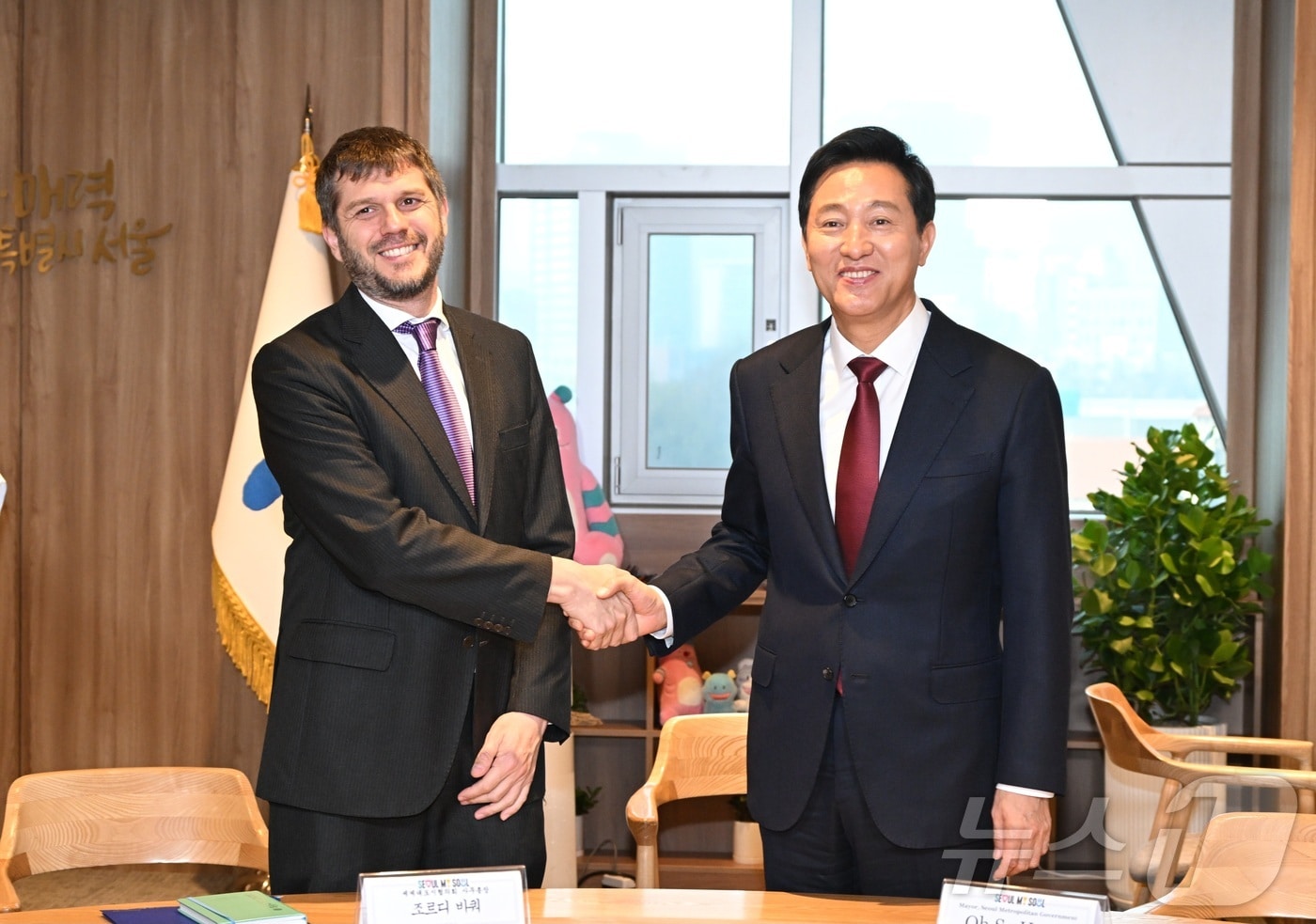  오세훈 서울시장&#40;오른쪽&#41;과 조르디 바쿼 세계 대도시 협의회 사무총장&#40;서울시 제공&#41;