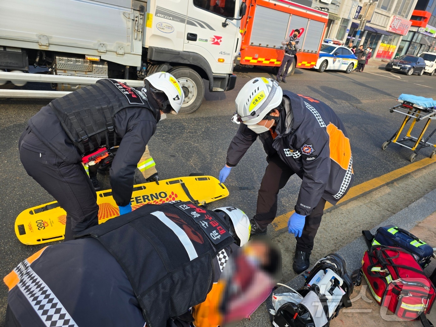 21일 오전 10시 2분께 전북 진안군 진안읍 한 횡단보도에서 A 씨(60대)가 몰던 1톤 트럭이 B 씨(80대·여)를 들이받았다.(전북소방 제공) 2025.1.21/뉴스1