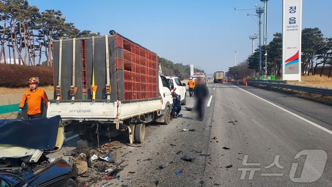 21일 낮 12시 26분께 전북 정읍시 북면 호남고속도로 상행선 132㎞ 지점에서 1톤 트럭과 승용차 등 차량 3대가 잇따라 추돌했다.(정읍소방 제공) 2025.1.21/뉴스1