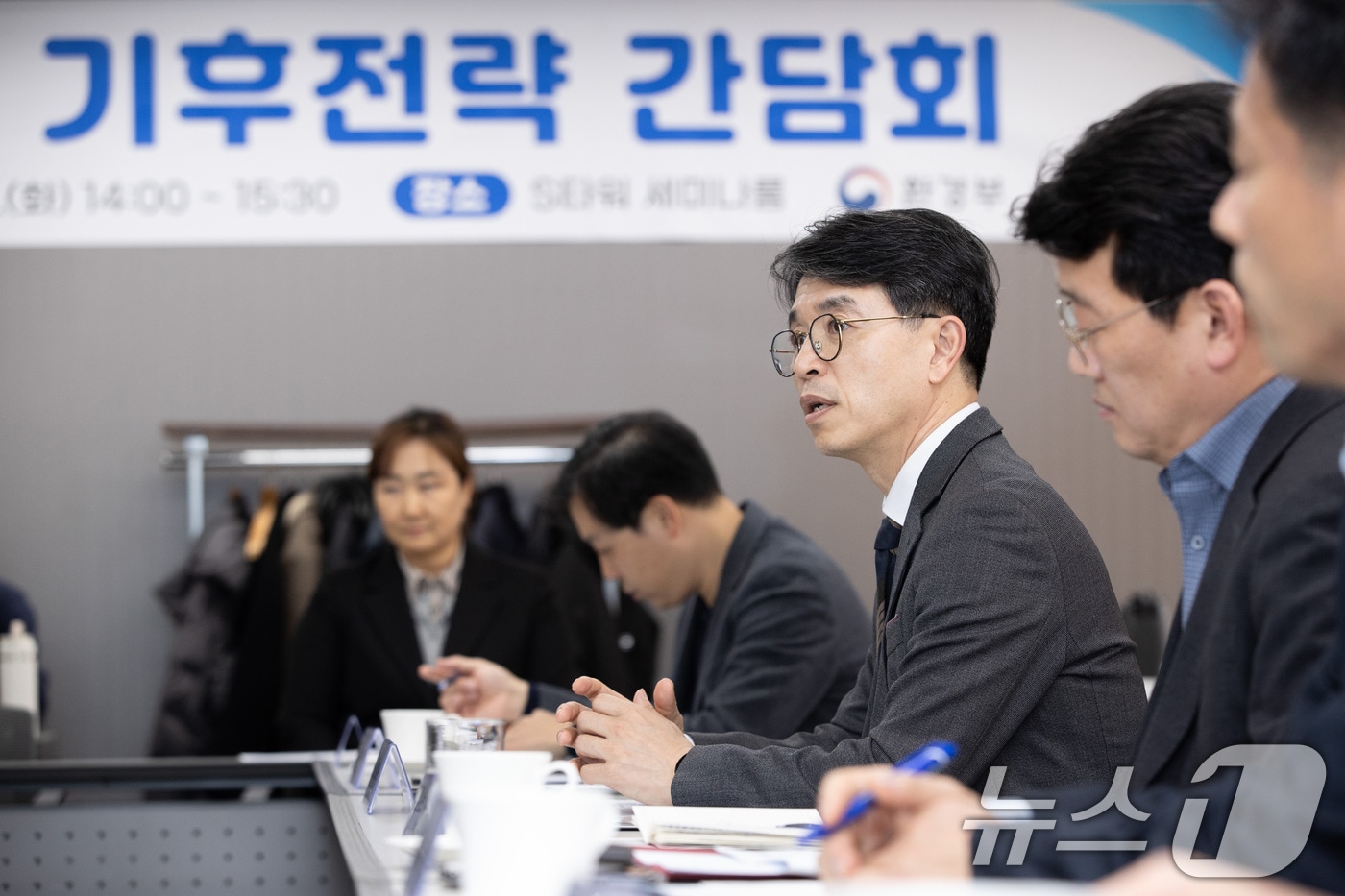 김완섭 환경부장관이 제2차 기후전략 간담회에서 기후예산의 우선순위 선정 방안을 논의하고 있다. (환경부 제공) 2025.1.21/뉴스1