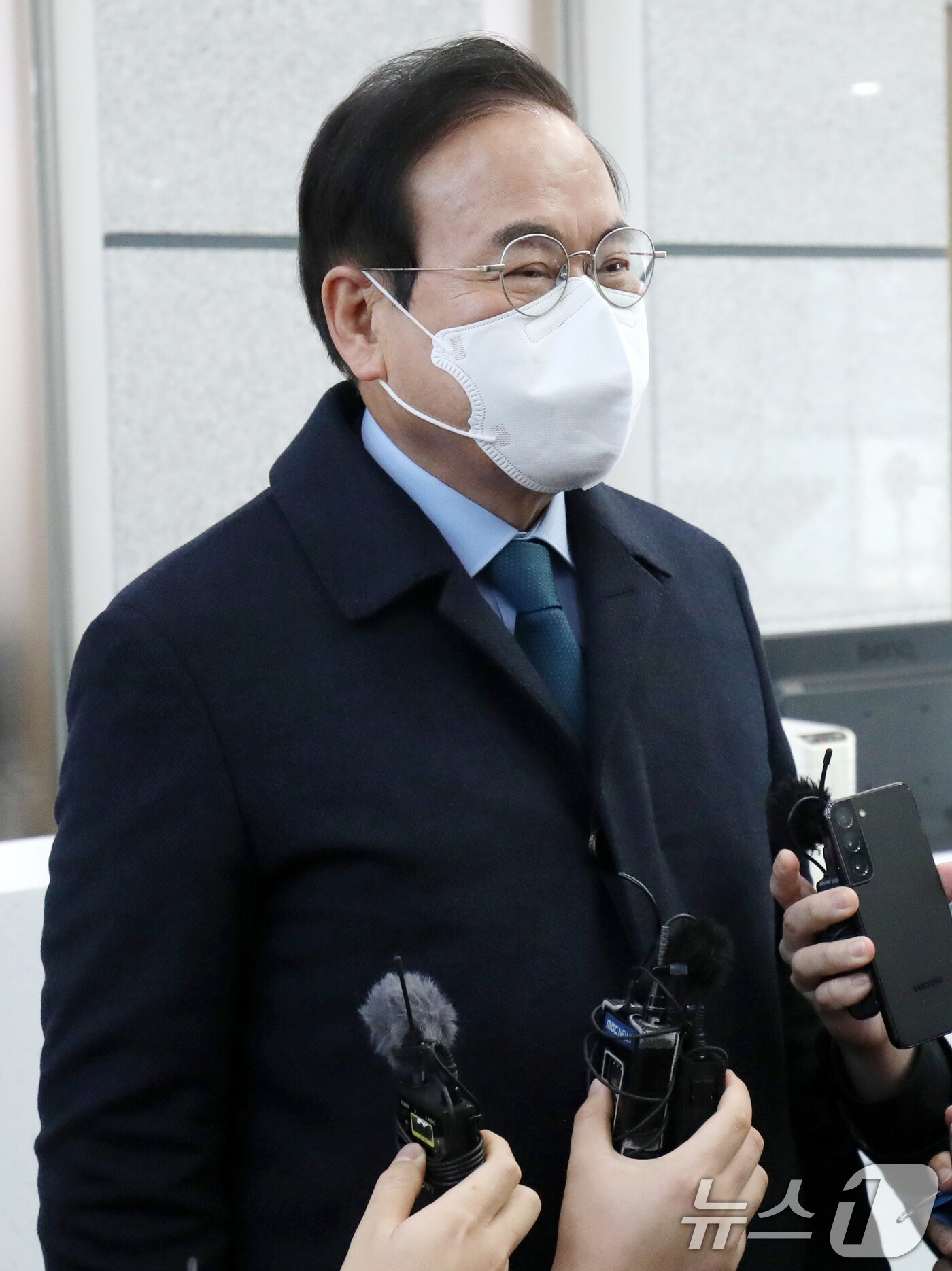 서거석 전북특별자치도 교육감이 지난 1월21일 전북자치도 전주시 전주지방법원에서 지방자치 교육에 관한 법률 위반 혐의 함소심을 마치고 나와 취재진의 질의에 답변을 하고 있다. 2025.1.21/뉴스1 ⓒ News1 유경석 기자