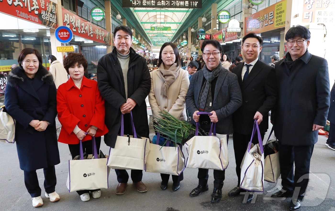 충북 증평군의회는 21일 증평장뜰시장에서 설맞이 전통시장 장보기 행사를 진행했다.(증평군의회 제공)/뉴스1