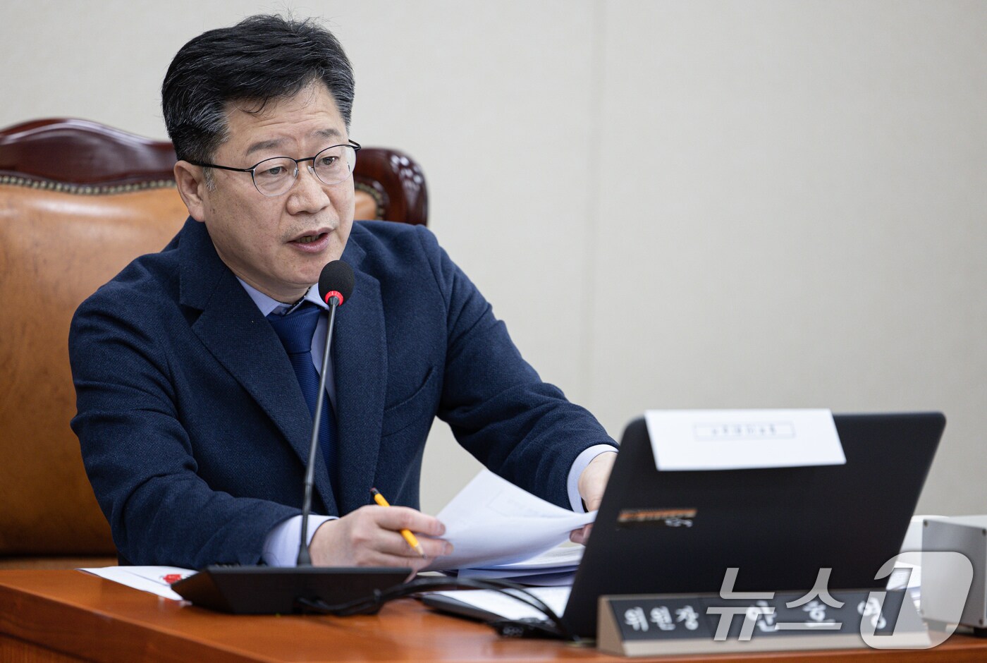 안호영 국회 환경노동위원회 위원장이 21일 오후 서울 여의도 국회 환경노동위원회에서 열린 쿠팡 택배노동자 근로 조건 개선·대유위니아그룹 임금체불 관련 청문회에서 질의를 하고 있다. 2025.1.21/뉴스1 ⓒ News1 이재명 기자