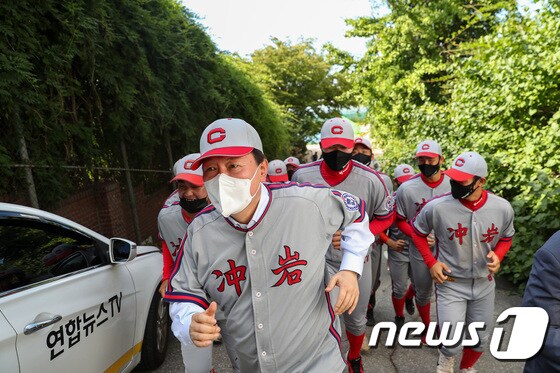 윤석열 대통령이 국민의힘 대권 주자 시절인 2021년 모교인 충암고를 방문해 야구부 선수들과 나란히 뛰고 있다. (윤석열 캠프 제공)