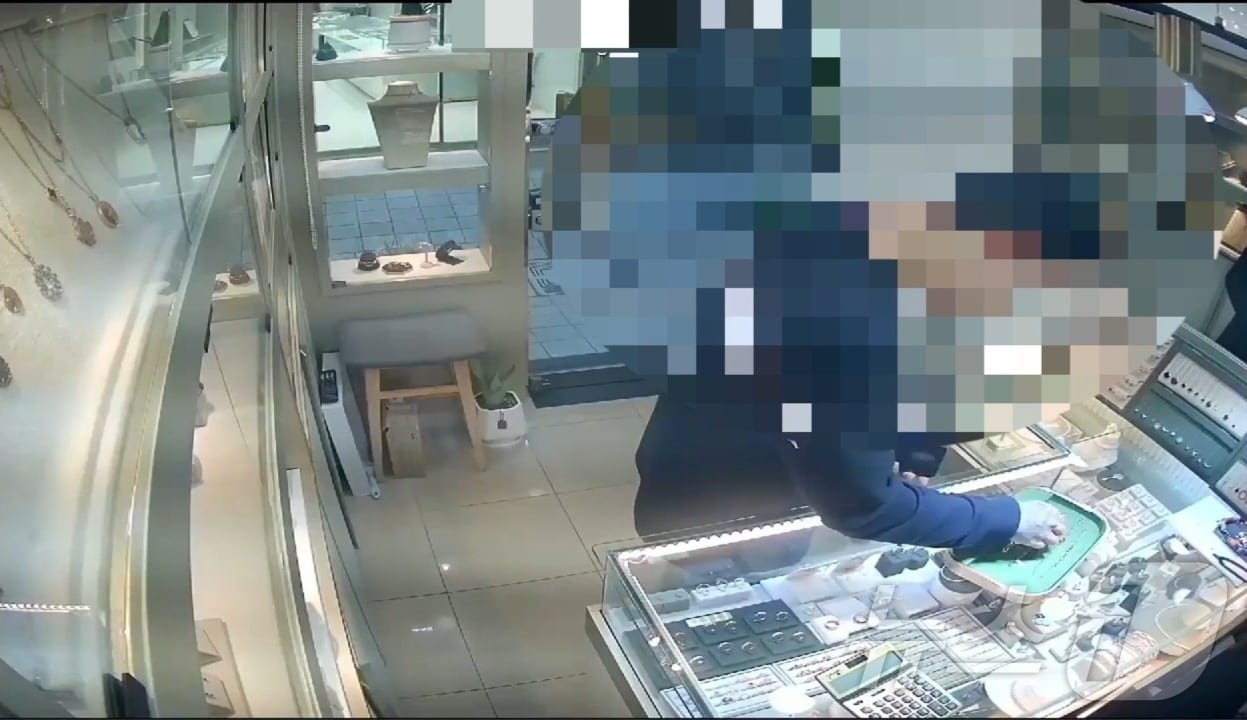 지난해 11월 A씨가 금은방에서 귀금속을 훔치는 모습.(부산경찰청 제공)