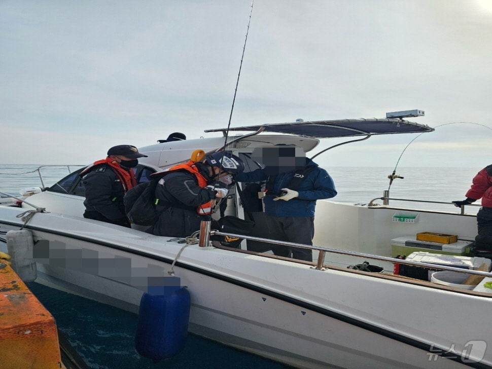 지난 19일 완도해경이 해양사고 예방활동을 하고 있는 모습.(완도해경 제공)2025.1.21/뉴스1