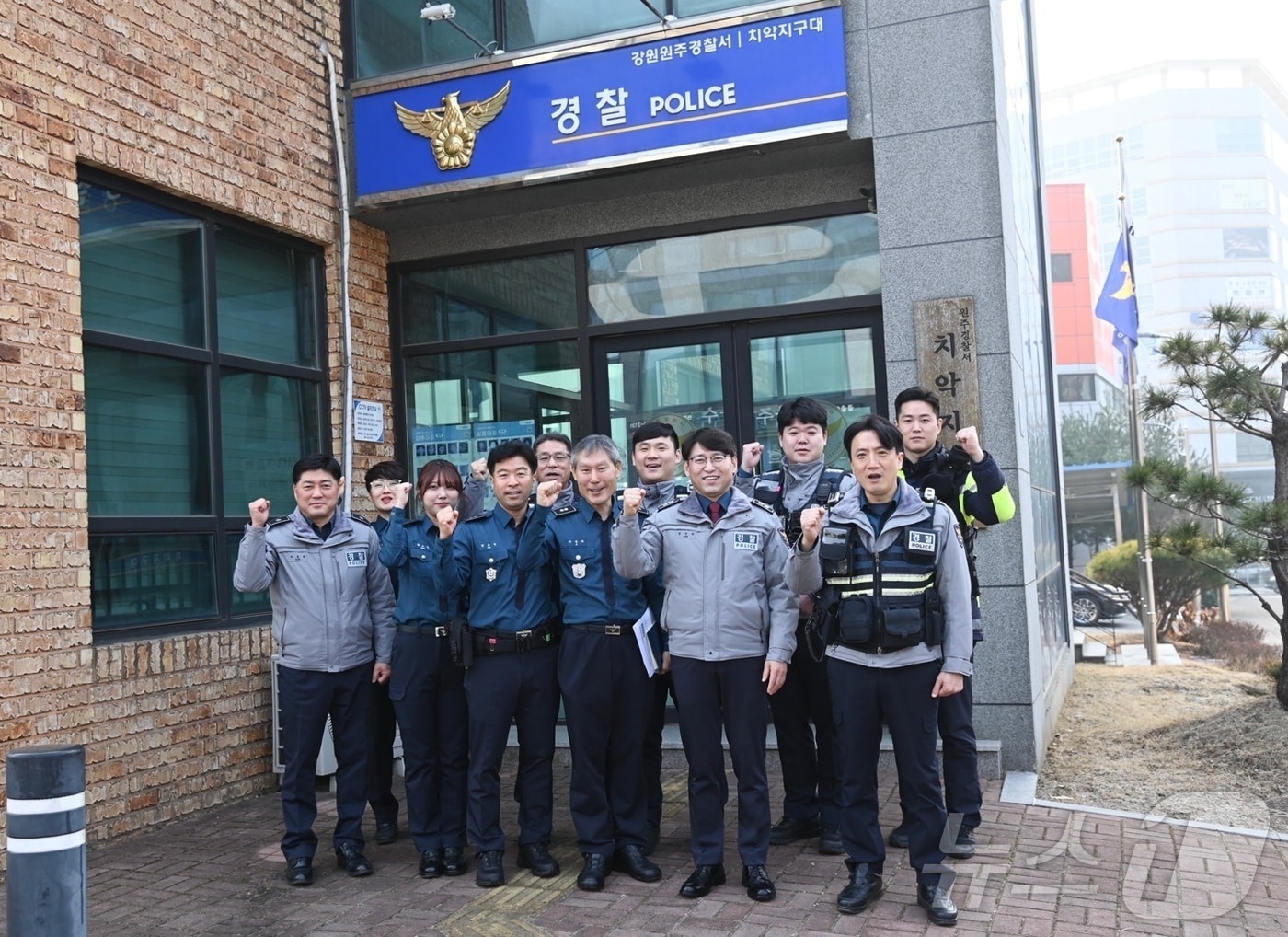 엄성규 강원경찰청장은 21일 원주경찰서와 홍천강 꽁꽁축제장을 찾아 설 명절 전후 특별치안활동을 펼쳤다.(강원경찰청 제공) 2025.1.21/뉴스1