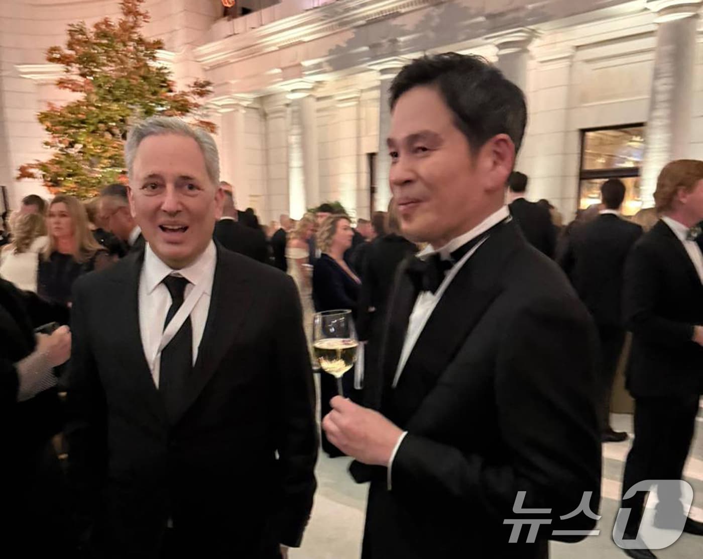 도널드 트럼프 대통령 취임식에 참석하기 위해 미국을 찾은 정용진 신세계그룹 회장이 20일 저녁(현지시간) 열린 스타라이트 무도회에서 백악관 암호화폐 및 인공지능(AI) 정책 책임자로 임명된 데이비드 삭스와 대화를 나누고 있다. (신세계그룹 제공) 2025.1.21/뉴스1