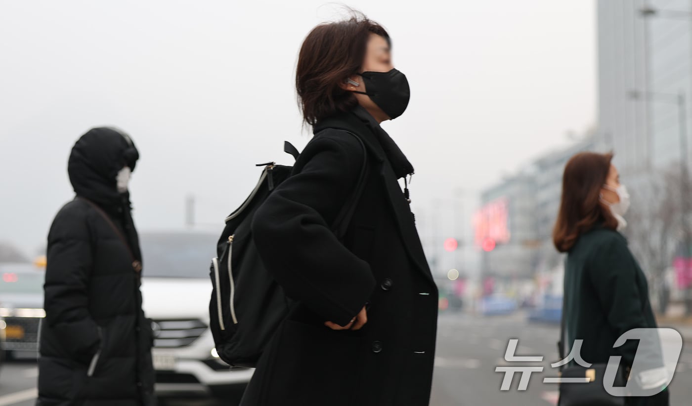 수도권 지역에 미세먼지 비상저감조치가 시행된 22일 오전 서울 종로구 광화문네거리에서 시민들이 마스크를 쓰고 발걸음을 옮기고 있다.2025.1.22/뉴스1 ⓒ News1 임세영 기자