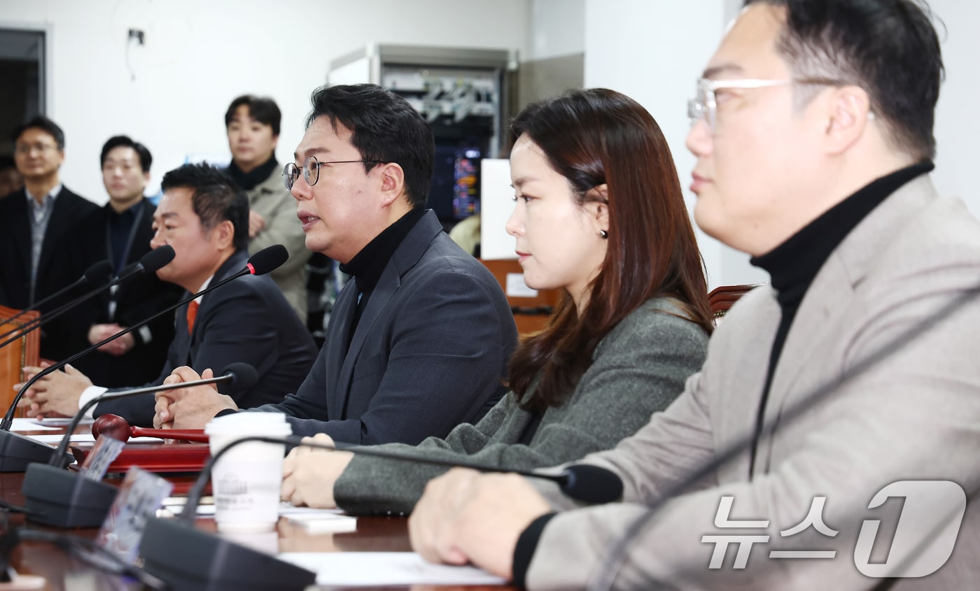 천하람 개혁신당 원내대표가 22일 오전 서울 여의도 국회 의원회관에서 열린 최고위원회의에서 모두 발언을 하고 있다. 천 원내대표를 중심으로 한 지도부가 전날 허은아 대표에 대한 직무정지를 의결한 가운데 이날 최고위는 허 대표 주재 최고위와 천 원내대표 주재 최고위가 각각 다른 장소에서 열렸다. 2025.1.22/뉴스1 ⓒ News1 김민지 기자