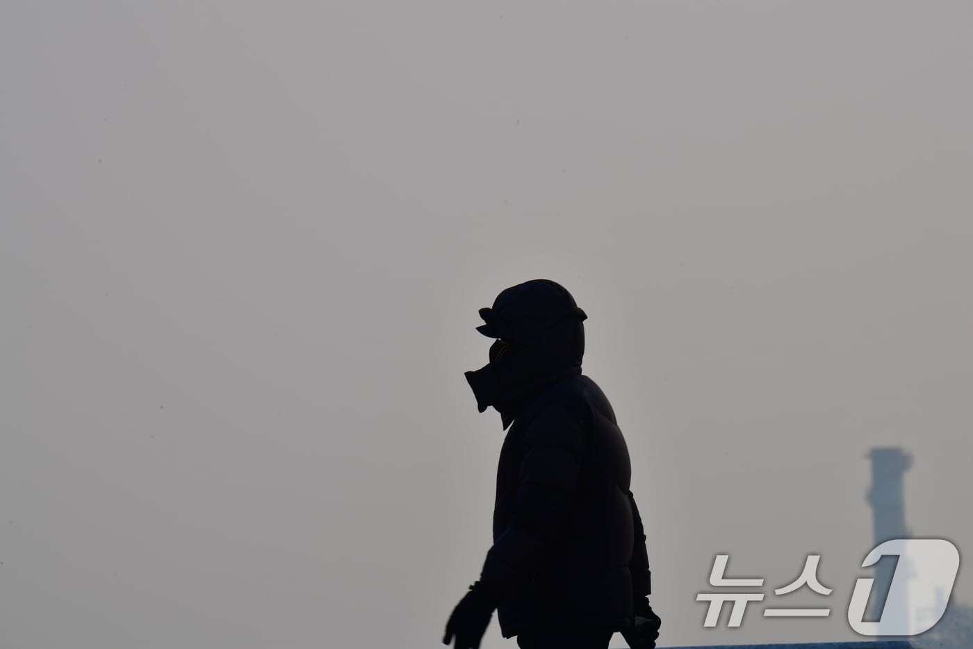 경북 포항시 전역이 미세먼지에 뒤덮인 가운데 마스크와 방한복을 입은 시민이 송도해수욕장 해안길을 걸어가고 있다. 2025.1.22/뉴스1 ⓒ News1 최창호 기자