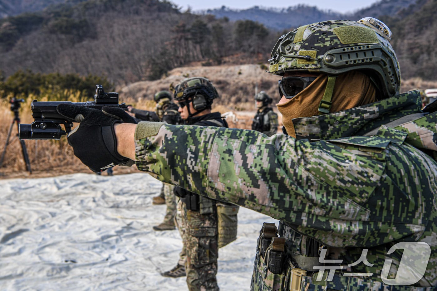 해병대특수수색대가 22일 경북 포항시 남구 수성사격장에서 특수전학교, 공군 CCT, 육군 701특공연대와 함께 합동 대테러 훈련을 실시했다. 이번 훈련은 대테러저격수들의 작전 수행능력 향상과 전술 교류를 위해 실시됐다.(해병대1사단 제공) 2025.1.22/뉴스1 ⓒ News1 최창호 기자