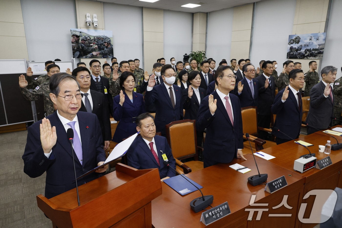 한덕수 국무총리를 비롯한 증인들이 22일 오전 서울 여의도 국회에서 열린 윤석열 정부의 비상계엄 선포를 통한 내란 혐의 진상규명 국정조사 1차 청문회에 출석해 증인 선서를 하고 있다. 이상민 전 행정안전부 장관은 증인선서에 동의하지 않아 자리에 앉아 있다. 2025.1.22/뉴스1 ⓒ News1 안은나 기자
