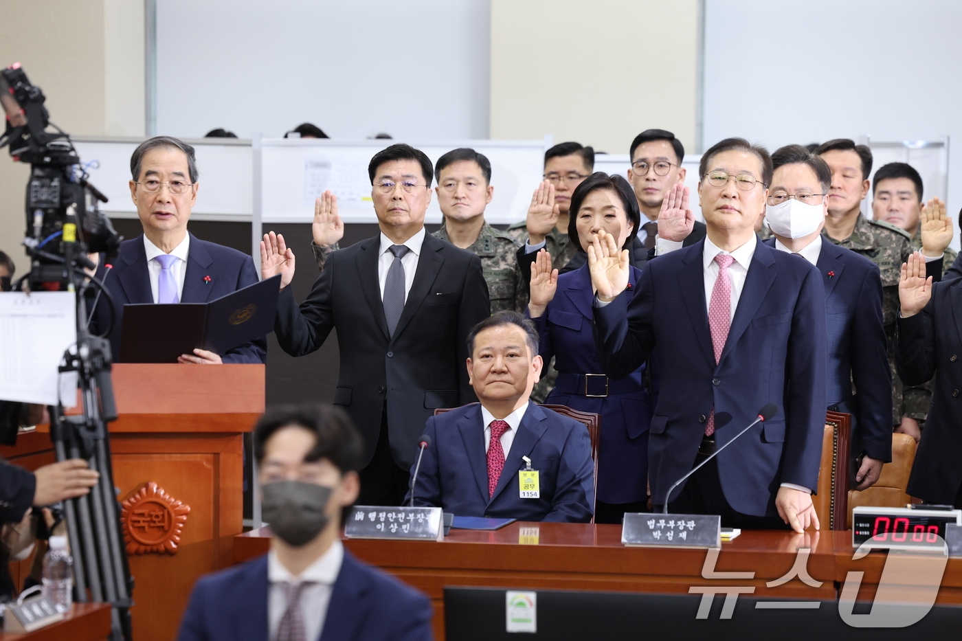22일 오전 서울 여의도 국회에서 열린 윤석열 정부의 비상계엄 선포를 통한 내란 혐의 진상규명 국정조사 1차 청문회에서 이상민 전 행안부 장관이 증인 선서를 거부한채 앉아 있다. 2025.1.22/뉴스1 ⓒ News1 이재명 기자