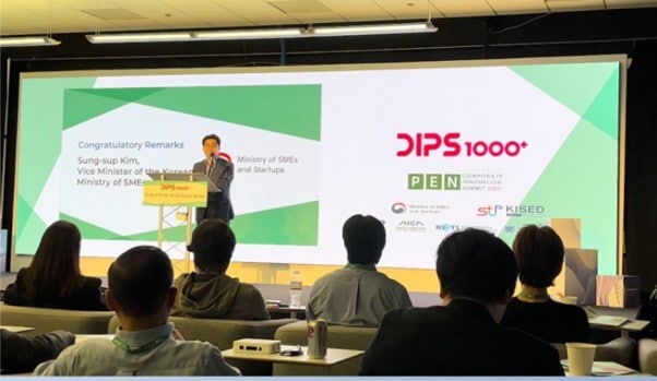 김성섭 중소벤처기업부 차관이 실리콘 밸리 IR 데모데이에서 기조 연설을 하고 있다 / 사진=중소벤처기업부 제공