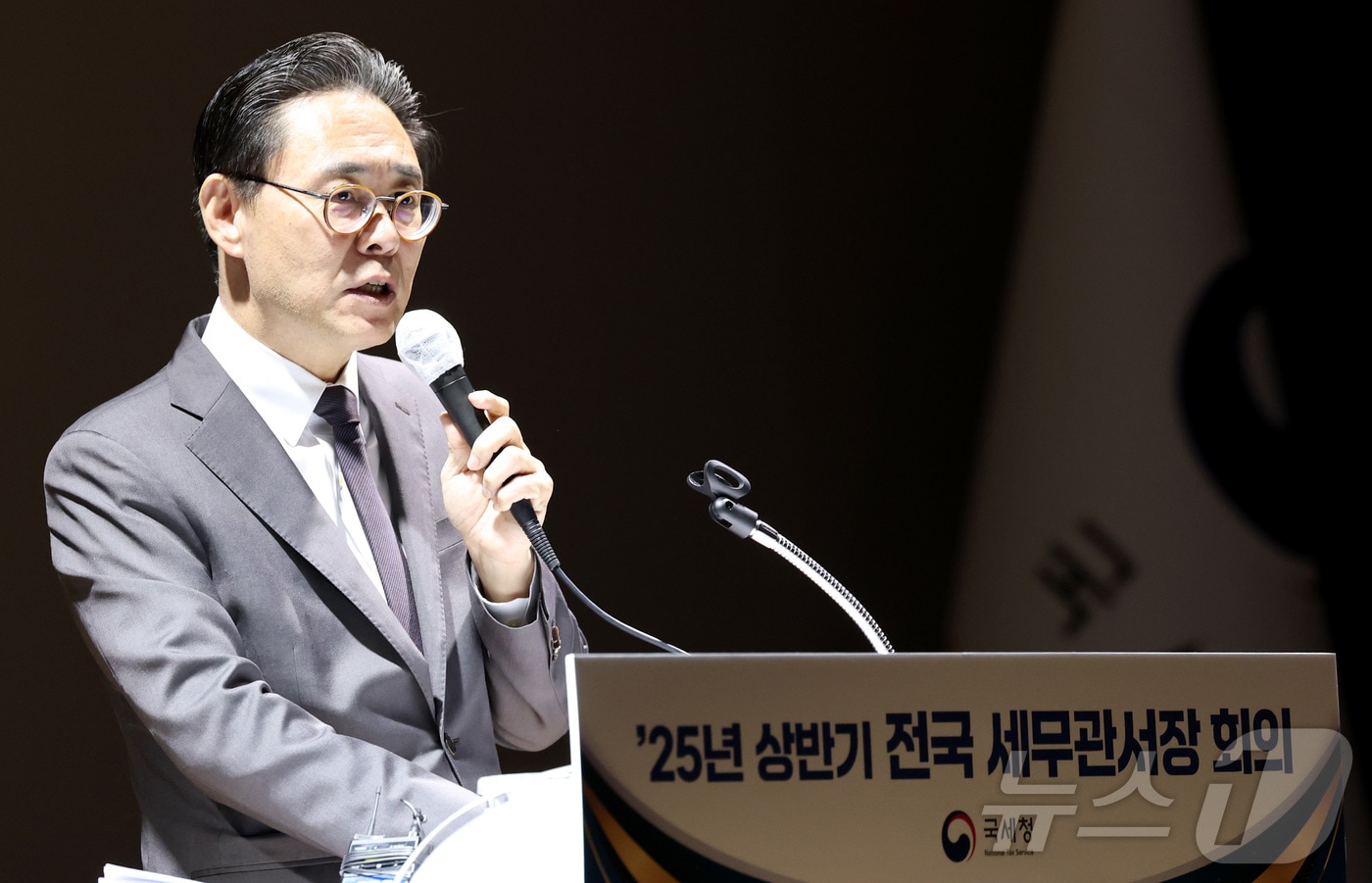 강민수 국세청장이 22일 오전 세종시 정부세종청사 국세청 대강당에서 열린 2025년 상반기 전국 세무관서장 회의에서 국세행정 운영방안 등 주요내용을 발언하고 있다. 2025.1.22/뉴스1