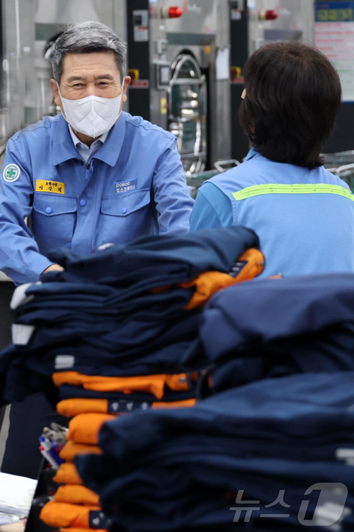 이강덕 포항시장이 22일 노동자 작업복 공동 세탁업체인 포스코 휴먼스에서 일손을 보태고 있다. (포항시 제공) 2025.1.22/뉴스1