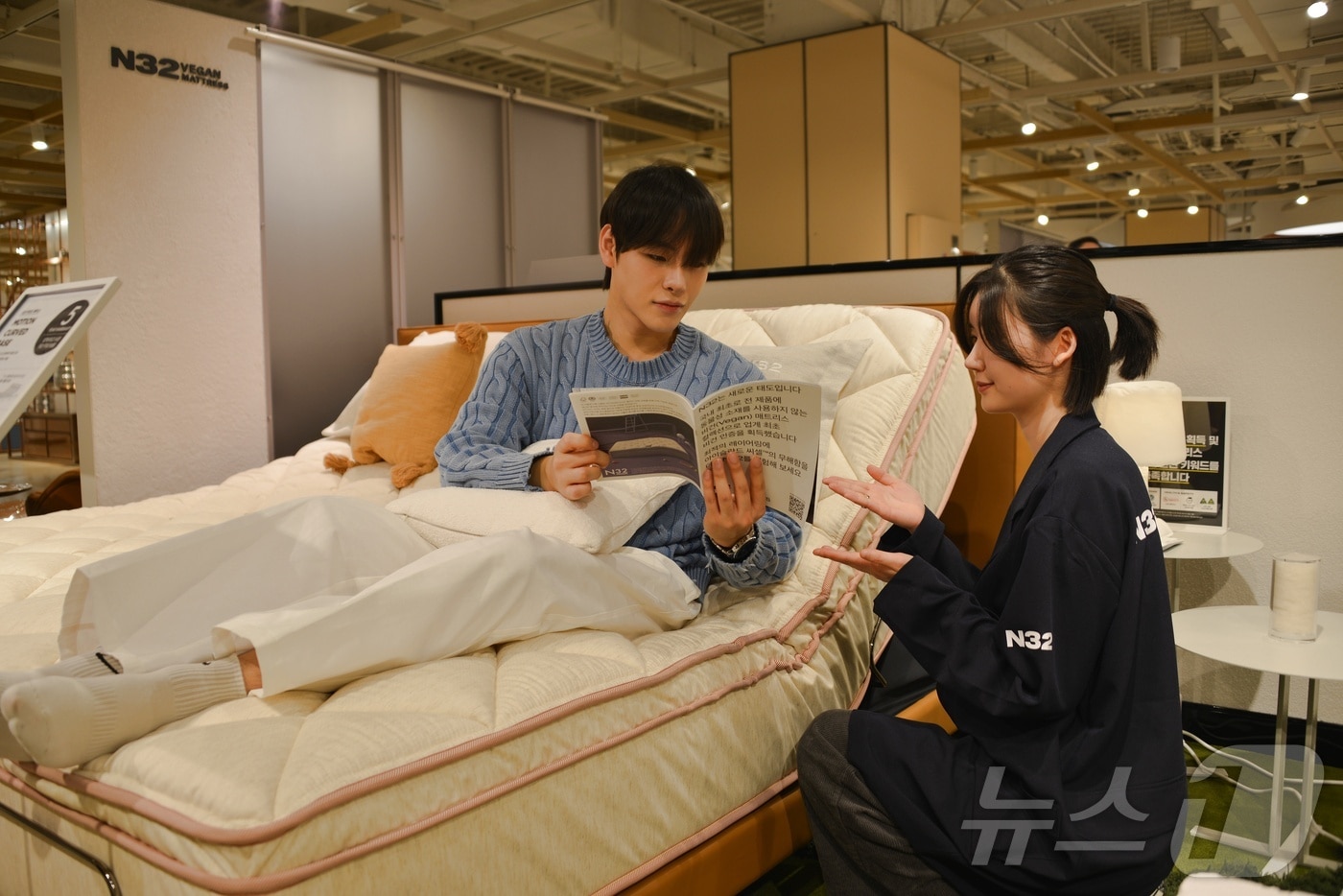 롯데백화점 부산본점 N32 팝업스토어에서 손님이 제품을 체험하고 직원이 제품에 대한 설명을 하고 있다.(부산 롯데백화점 제공)