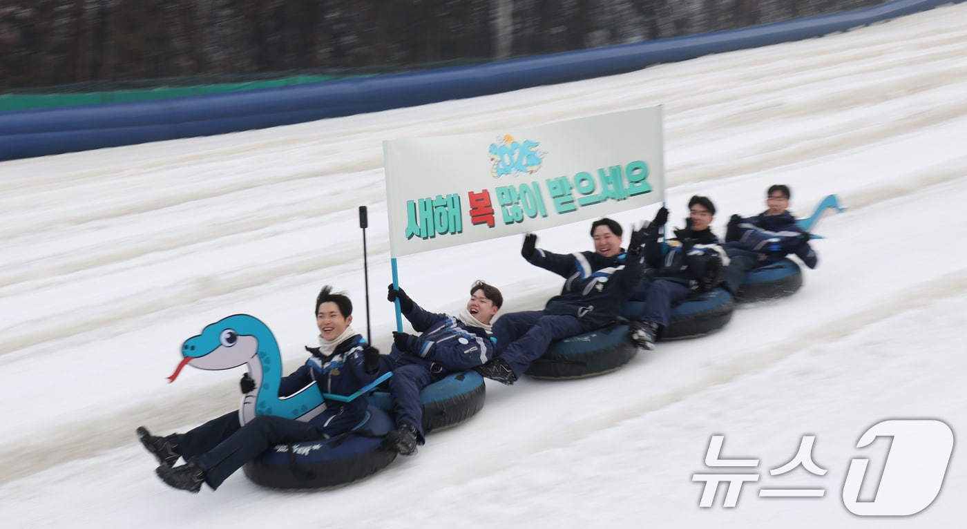 설 명절을 앞둔 22일 오전 경기 용인시 처인구 에버랜드 눈썰매장 스노우 버스터에서 직원들이 을사년&#40;乙巳年&#41; 푸른 뱀의 해를 맞아 푸른 뱀 모양 눈썰매를 타고 새해 인사를 하고 있다. 2025.1.22/뉴스1 ⓒ News1 김영운 기자