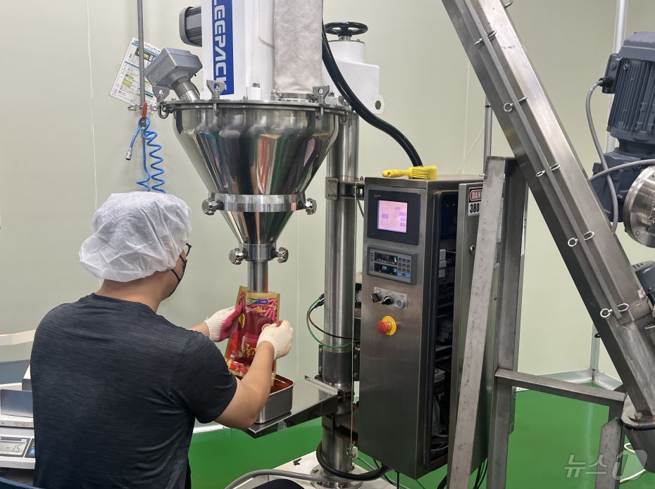 정읍시는 지역 농식품 산업의 경쟁력을 높이고 지역 경제를 활성화하기 위해 2월 7일까지 ‘농식품기업 지원사업(2차 공모)’을 진행한다. 정읍의 한 식품가공업체(정읍시 제공)2025.1.22/뉴스1 