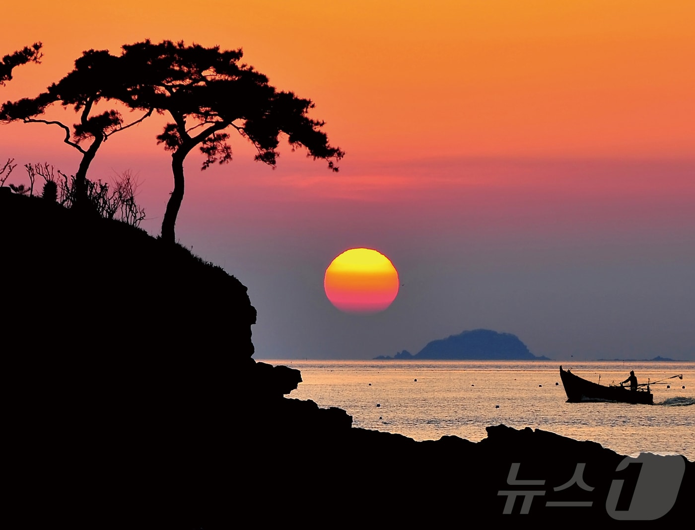  부안 변산반도가 '2025~2026 한국관광 100선'에 선정됐다. 부안 솔섬의 낙조(부안군 제공)2025.1.22/뉴스1