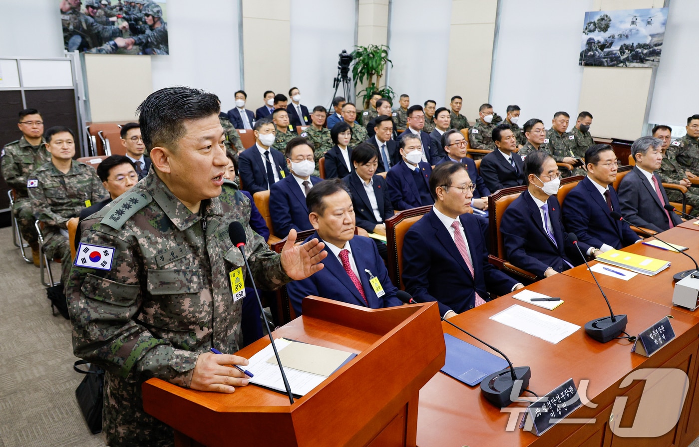 정성우 전 방첩사령부 1처장이 22일 오전 서울 여의도 국회에서 열린 윤석열 정부의 비상계엄 선포를 통한 내란 혐의 진상규명 국정조사 1차 청문회에 출석해 의원 질의에 답하고 있다. 2025.1.22/뉴스1 ⓒ News1 안은나 기자