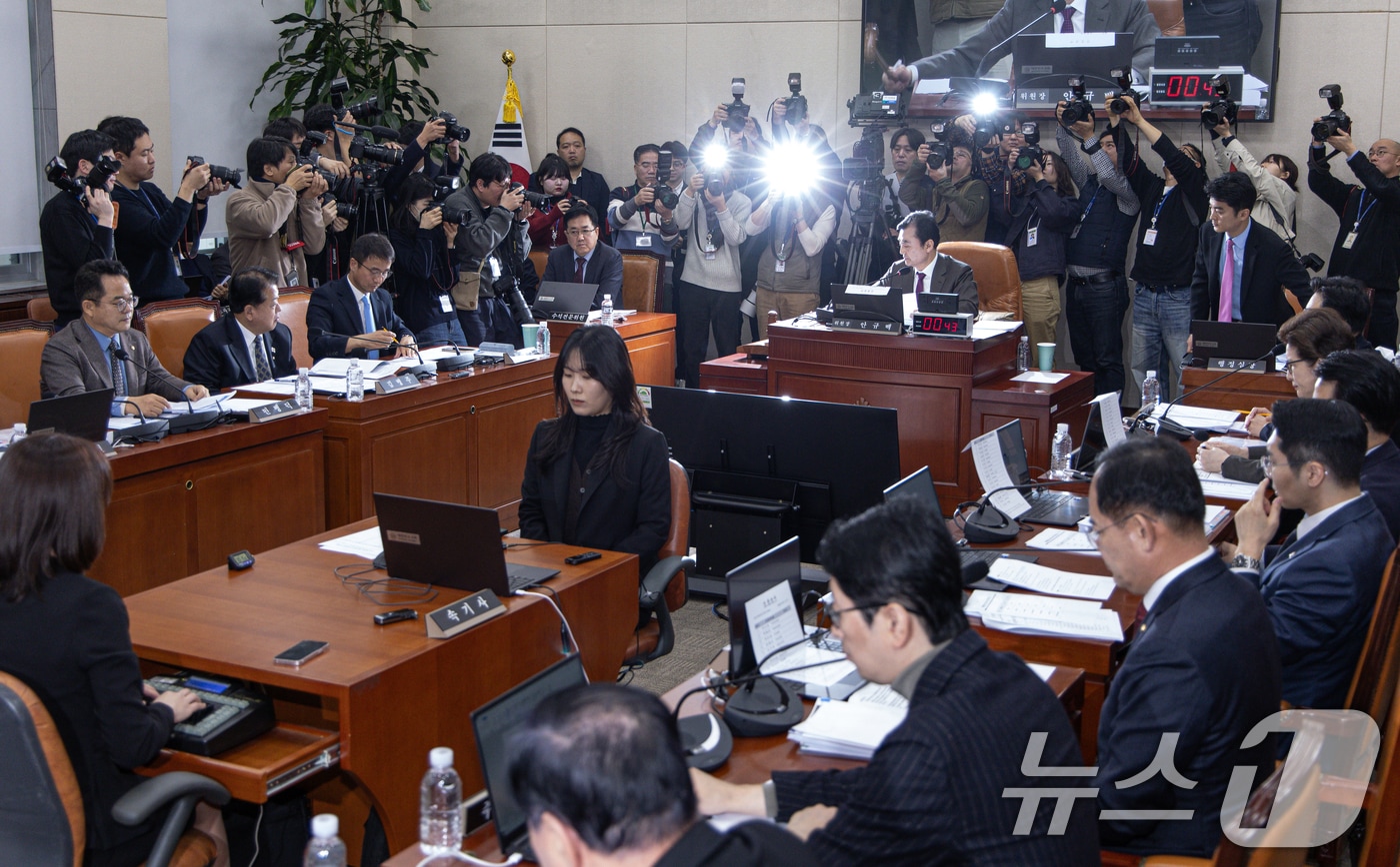 22일 오전 서울 여의도 국회에서 열린 윤석열 정부의 비상계엄 선포를 통한 내란 혐의 진상규명 국정조사 1차 청문회에서 안규백 위원장이 윤석열 대통령 등에 대한 동행명령장을 발부하고 있다. 2025.1.22/뉴스1 ⓒ News1 이재명 기자