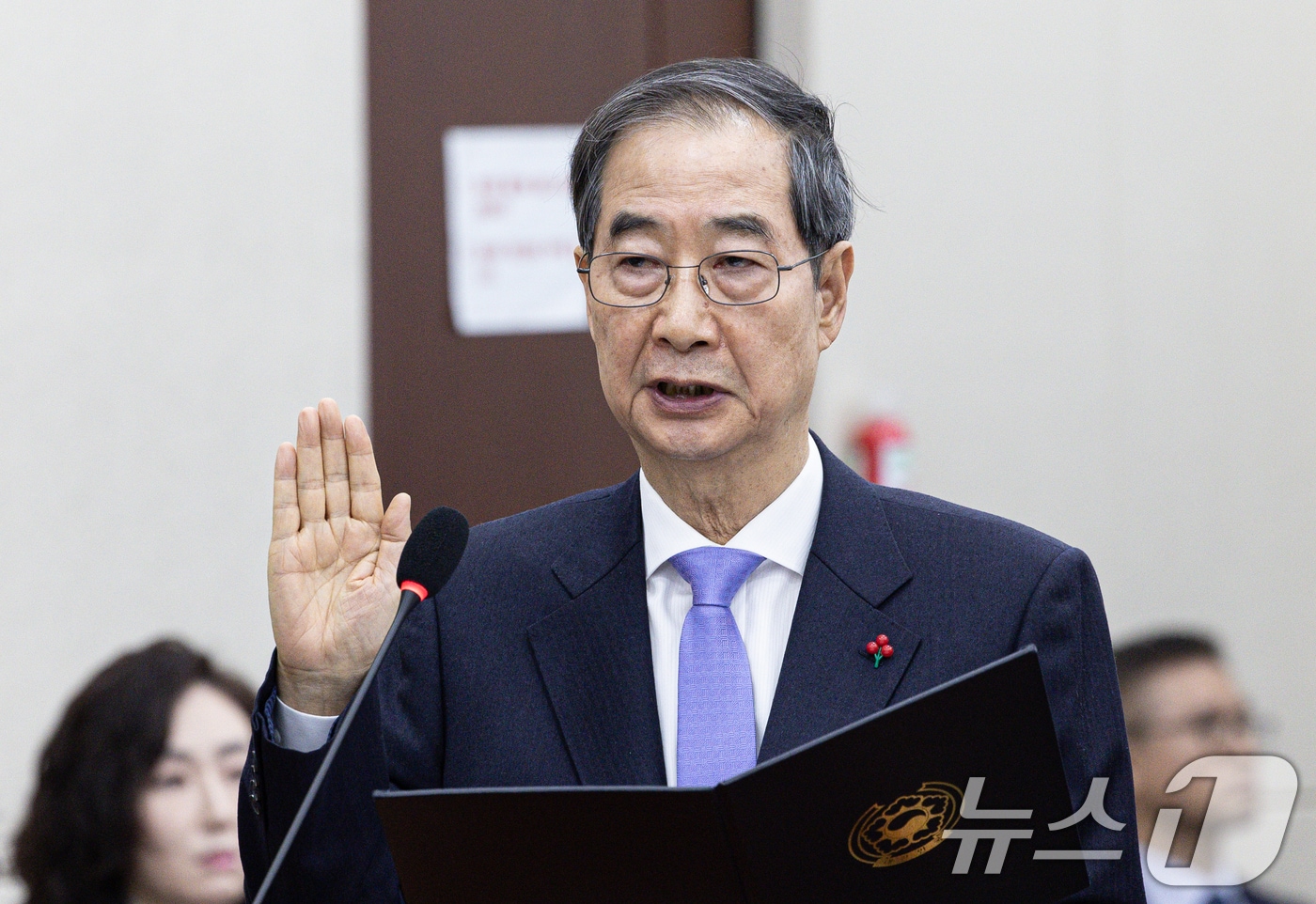 한덕수 국무총리가 지난해 12월 22일 오전 서울 여의도 국회에서 열린 윤석열 정부의 비상계엄 선포를 통한 내란 혐의 진상규명 국정조사 1차 청문회에 출석해 증인 선서를 하고 있다. 2025.1.22/뉴스1 ⓒ News1 이재명 기자