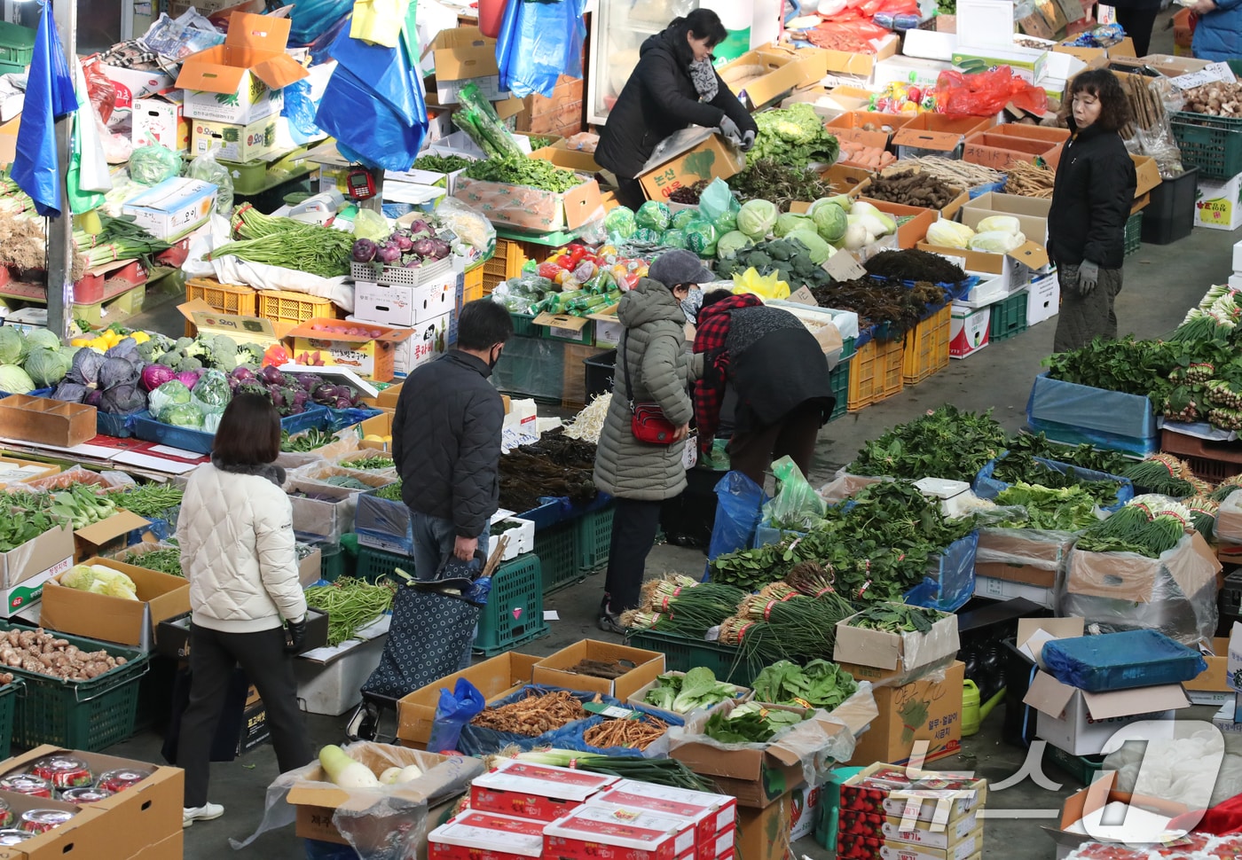 25일 대전·충남은 대채로 맑은 가운데 낮과 밤의 일교차가 10~15도 이상으로 클 것으로 예보됐다. 대전 유성구 노은농수산물시장에서 시민들이 장을 보고 있다. /뉴스1 ⓒ News1 김기태 기자