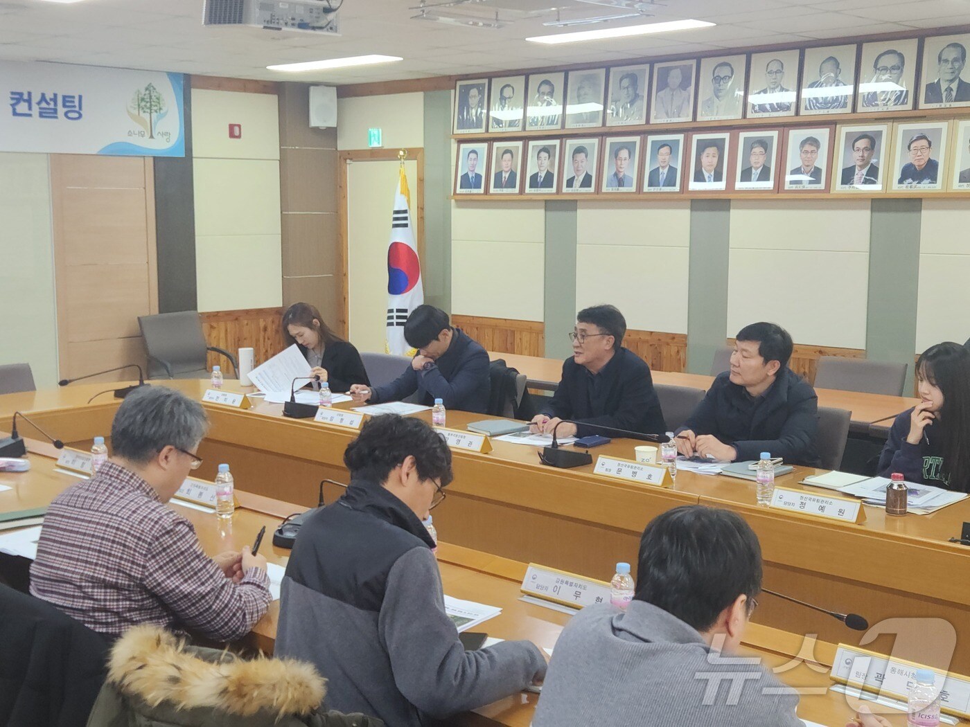 22일 강원 강릉 소재 동부지방산림청에서 열린 소나무재선충병 확산 방지 방제지역협의회·컨설팅에서 관계자들이 의견을 나누고 있다.(동부산림청 제공) 2025.1.22/뉴스1