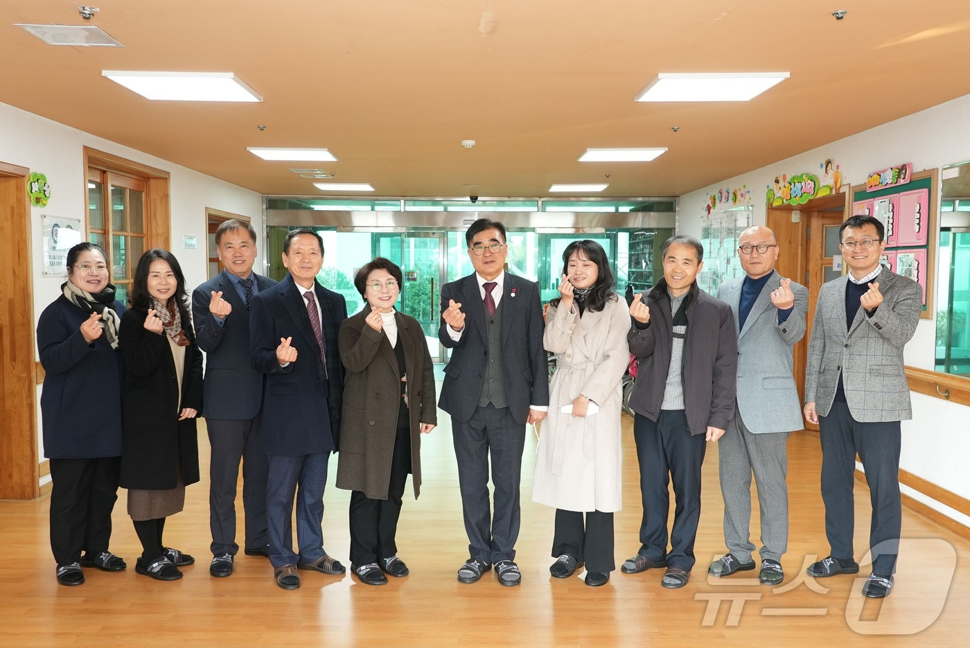 김기웅 서천군수(오른쪽 다섯번째)가 사회복지시설 관계자들과 기념촬영을 하고 있다. (서천군 제공)/뉴스1