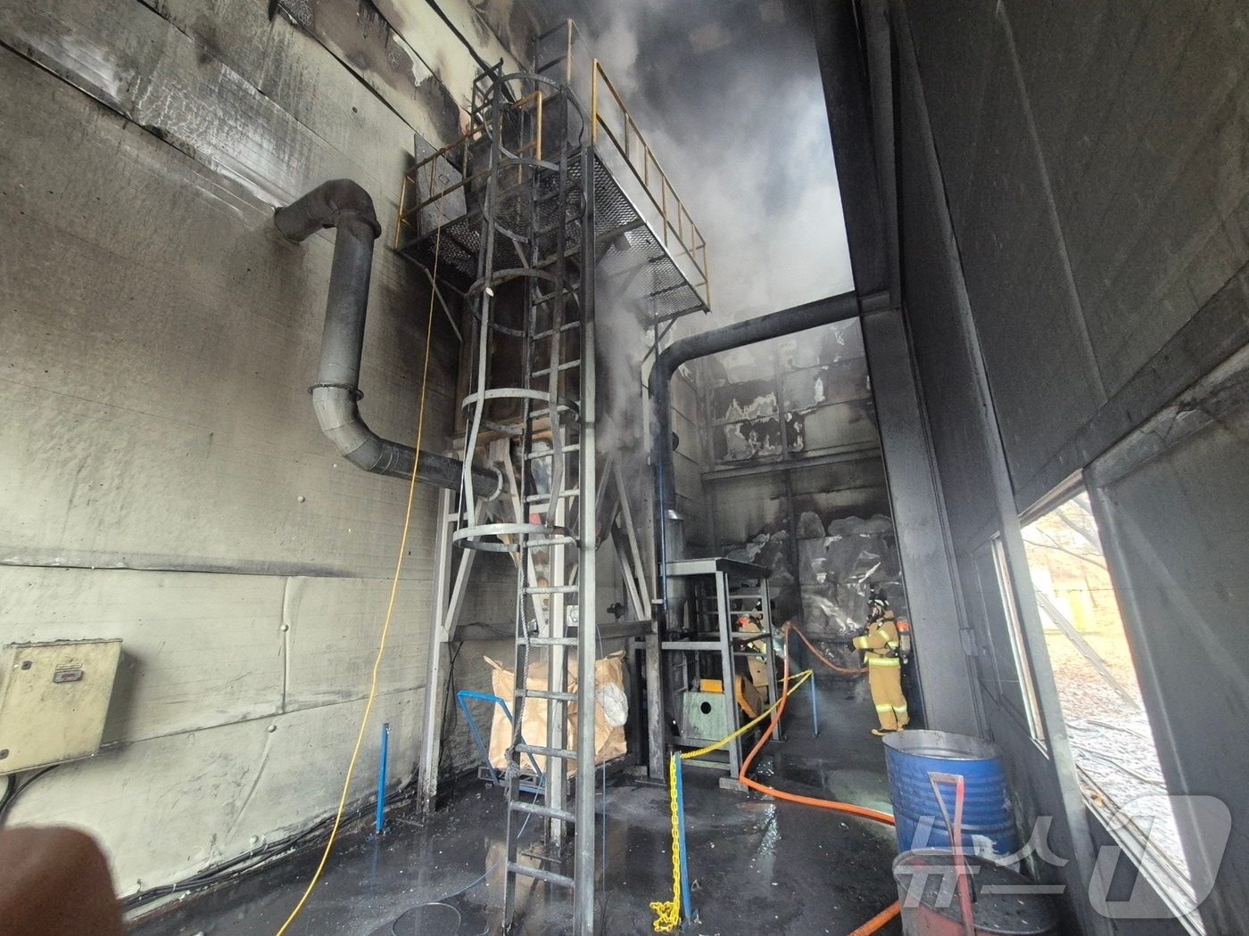 당진 순성면 철사공장 화재 현장. (당진소방서 제공) / 뉴스1 